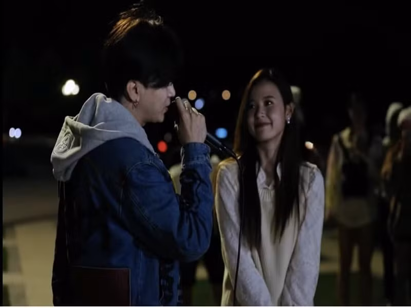 Giữa quảng trường ở Đà Lạt, Chi Dân còn bất ngờ chạy đi mượn loa kẹo kéo và hát tặng Midu ca khúc “Điều anh biết”. Trước nghi vấn tình cảm, Chi Dân không đưa ra phản hồi còn Midu khẳng định hoàn toàn không có chuyện yêu đương như mọi người bàn tán. Ảnh: Người đưa tin