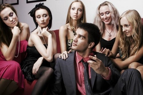 Cu ong ve huu voi nu cuoi hien hau va bi mat ai tinh khung khiep-Hinh-2