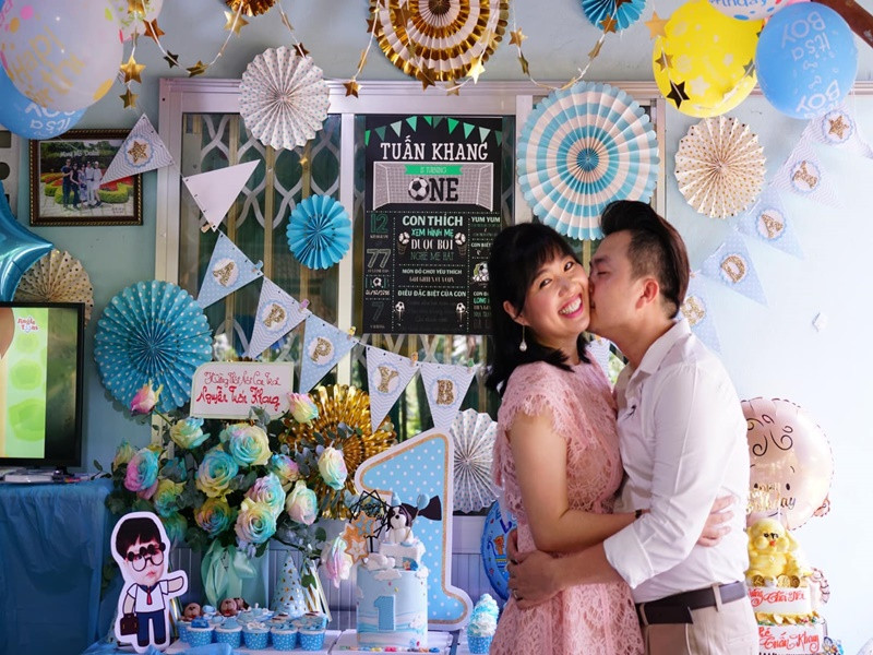 Bên nhau gần 20 năm, tình cảm vợ chồng Lê Khánh vẫn mặn nồng.