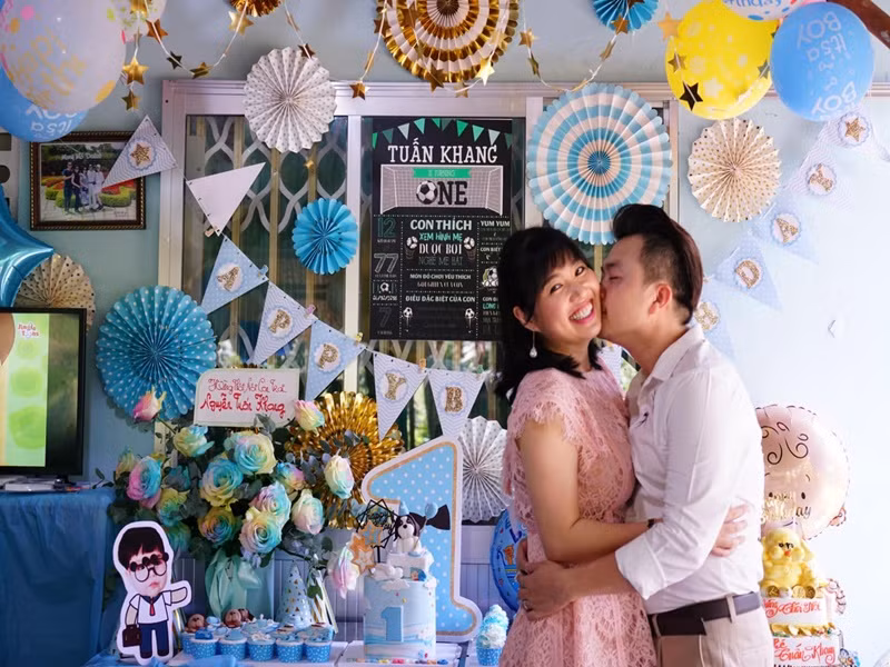 Bên nhau gần 20 năm, tình cảm vợ chồng Lê Khánh vẫn mặn nồng.