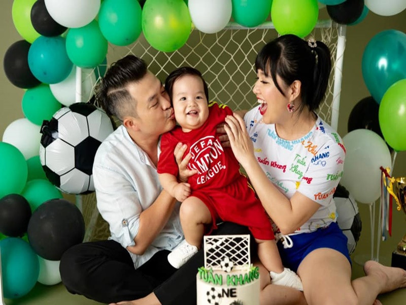 Lê Khánh xúc động vì Tuấn Khải thay đổi nhiều điều. Anh đã vì vợ mà bỏ hút thuốc. Trong gia đình, Tuấn Khải giữ tiền bạc và chi tiêu. Theo Lê Khánh, do bản thân không quen quán xuyến nên để chồng làm công việc này tốt hơn.