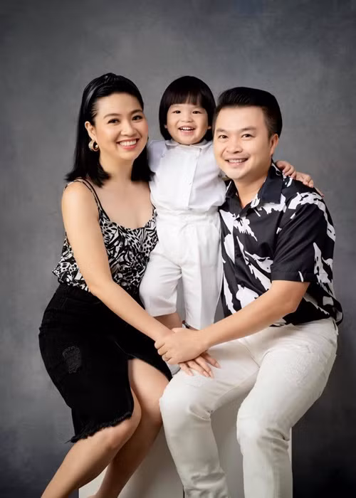 Ông xã của Lê Khánh rất quấn con trai. Có hôm, nam diễn viên trì hoãn công việc để có thêm thời gian với con.