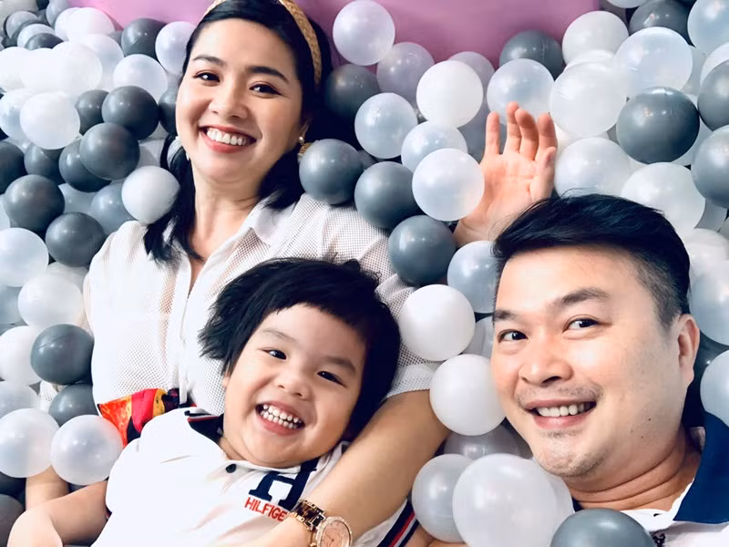 Lê Khánh chia sẻ, ông xã trở nên tươi trẻ, trưởng thành hơn từ khi bé Tuấn Khang ra đời.