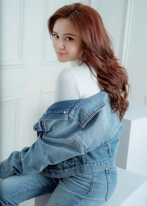 Vy Oanh phủ nhận bị trả đơn tố cáo bà Hằng. “Không hề có chuyện trả đơn hay rút đơn. Quá trình điều tra mới bắt đầu và được bảo mật! Tôi yêu cầu bà Hằng phải chịu trách nhiệm cho những thông tin bà Hằng giả mạo cơ quan điều tra tung ra cộng đồng mạng có cớ để tấn công bà mẹ và trẻ em”, nữ ca sĩ cho hay. Ảnh: FBNV