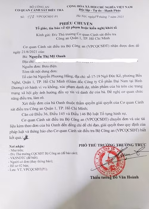 Nữ ca sĩ viết trên trang cá nhân: “Như đã thông tin trước đó Vy Oanh nộp đơn kiện bà Nguyễn Phương Hằng về toàn bộ các thông tin vu khống trắng trợn đến Phòng cảnh sát hình sự CA TP.HCM và Cơ quan cảnh sát điều tra của Bộ Công An từ cuối tháng 6. Tin vui là đơn đã được đi theo quy trình tiếp nhận cả 2 nơi và đang trong quá trình điều tra, xử lý. Thông thường từ 2-8 tháng (tuỳ theo loại tội phạm) đơn sẽ được xử lý, nhưng do tình hình dịch bệnh 3 tháng nay nên quy trình có thể chậm hơn vài tháng nữa. Cho dù bao lâu Vy Oanh cũng sẽ đi đến cùng". Ảnh: FBNV