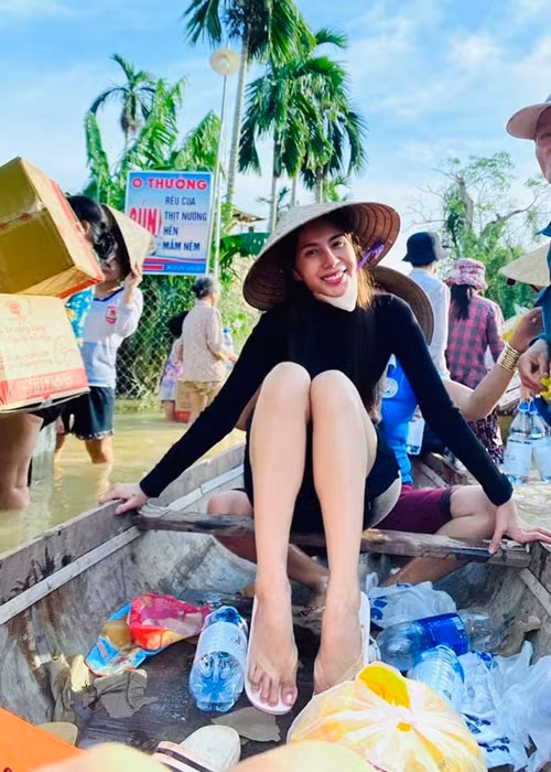 Cô nói: “Với mình “đã làm thì không sợ, đã sợ thì không làm", chết mình còn không sợ thì những việc cỏn con này sợ gì mà không cố gắng được. Người ta sống trên đời chết đi không mang theo được gì cả, tiền bạc, danh vọng, địa vị, gia đình. Chết đi chỉ mang theo được cái gì người ta tạo ra bằng suy nghĩ hay hành động. Nên yêu thương được ai thì yêu thương, giúp được ai thì giúp. Nếu như vì việc này mà mình không may mất hết, mình cũng vui vẻ chấp nhận vì mình tin rằng với số lượng người được giúp, cũng đáng để mình đánh đổi mà. Ai mà không đến lúc già đi và mất hết chứ”.