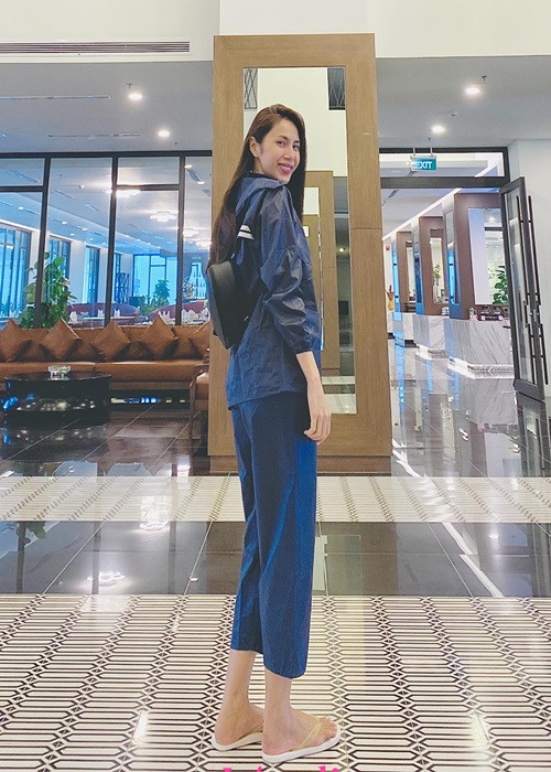 Trong tâm thư, Thủy Tiên còn chia sẻ lý do trực tiếp đi giúp đỡ bà con chứ không thông qua bên thứ 3: “Mỗi người sẽ có 1 quan điểm riêng để làm từ thiện, 1 cách riêng để giúp đỡ cộng đồng. Việc tổ chức 1 bộ máy cồng kềnh càng làm rắc rối và mất thời gian họp hành rồi đưa ra quyết định? Nhỡ đâu trong bộ máy mình xây dựng nên có người không đàng hoàng, gây ảnh hưởng đến tổ chức thì lại càng nguy hiểm nên tuyệt đối không thể…".