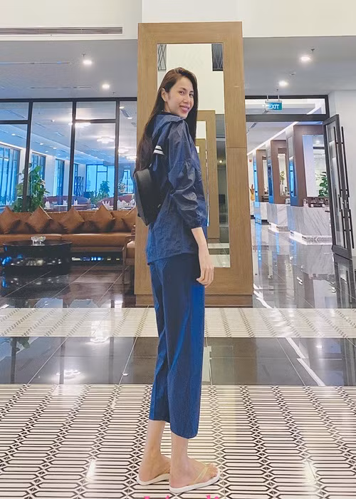 Trong tâm thư, Thủy Tiên còn chia sẻ lý do trực tiếp đi giúp đỡ bà con chứ không thông qua bên thứ 3: “Mỗi người sẽ có 1 quan điểm riêng để làm từ thiện, 1 cách riêng để giúp đỡ cộng đồng. Việc tổ chức 1 bộ máy cồng kềnh càng làm rắc rối và mất thời gian họp hành rồi đưa ra quyết định? Nhỡ đâu trong bộ máy mình xây dựng nên có người không đàng hoàng, gây ảnh hưởng đến tổ chức thì lại càng nguy hiểm nên tuyệt đối không thể…".