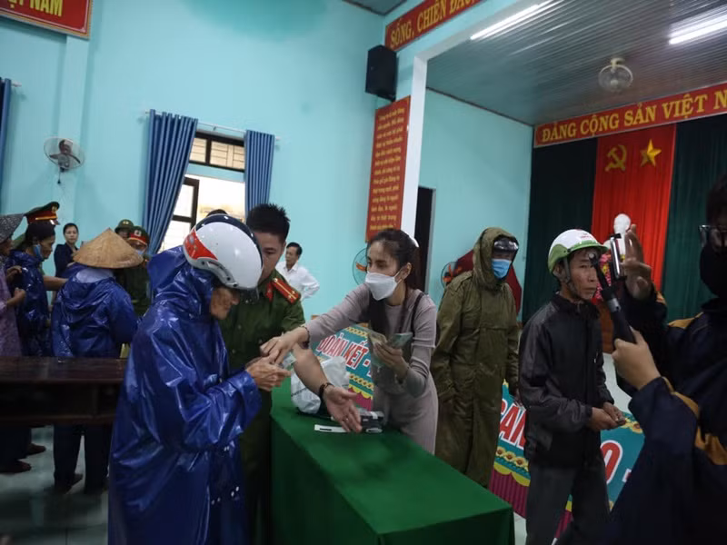 Giữa ồn ào, Thủy Tiên bị không ít cư dân mạng “đào lại” các phát ngôn về từ thiện. Theo Người lao động, Thủy Tiên từng chia sẻ lý do muốn tự làm thiện nguyện: "Qua một tổ chức thì rất phụ thuộc và phức tạp, mình không kiểm soát được. Do có một số tổ chức từ thiện họ lấy 20% làm phí lãi vận hành tổ chức. Thôi ráng cực tự tay làm để đảm bảo không mất một đồng nào từ những người đã đặt niềm tin và gửi gắm vào mình".