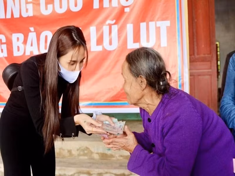 "…Tiền còn kiếm được chứ tình cảm khó có. Tiền người ta gửi mình một đồng cũng rất nặng, làm sai mang tội. Mình nghĩ pháp luật cũng có tình và lý, mình làm theo cái tình “lá lành đùm lá rách” như bao sách giáo khoa khi học ở trường, không làm gì sai thì mình không sợ", Thủy Tiên nói.