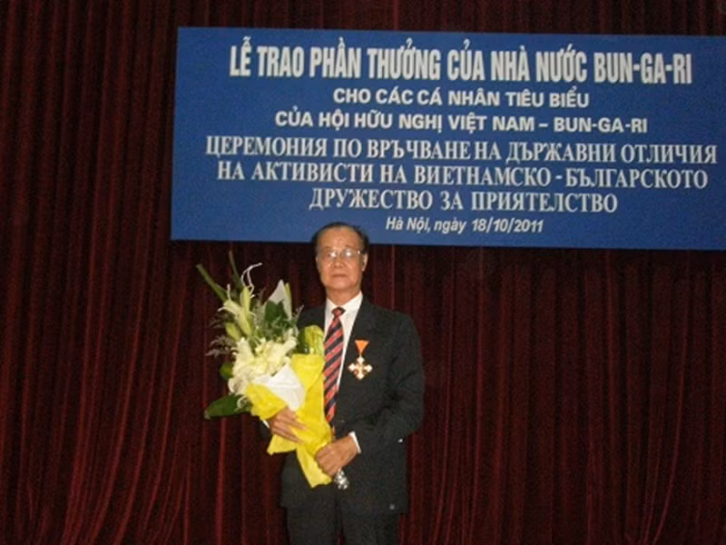 Theo VOV, trong nhiều năm công tác tại Nhạc viện, ông đào tạo được nhiều nghệ sĩ cello thành công. Năm 1998, Giáo sư Vũ Hướng nhận quyết định nghỉ hưu nhưng vẫn tham gia công tác giảng dạy chuyên ngành cello tại trường. Ảnh: Gia đình và xã hội