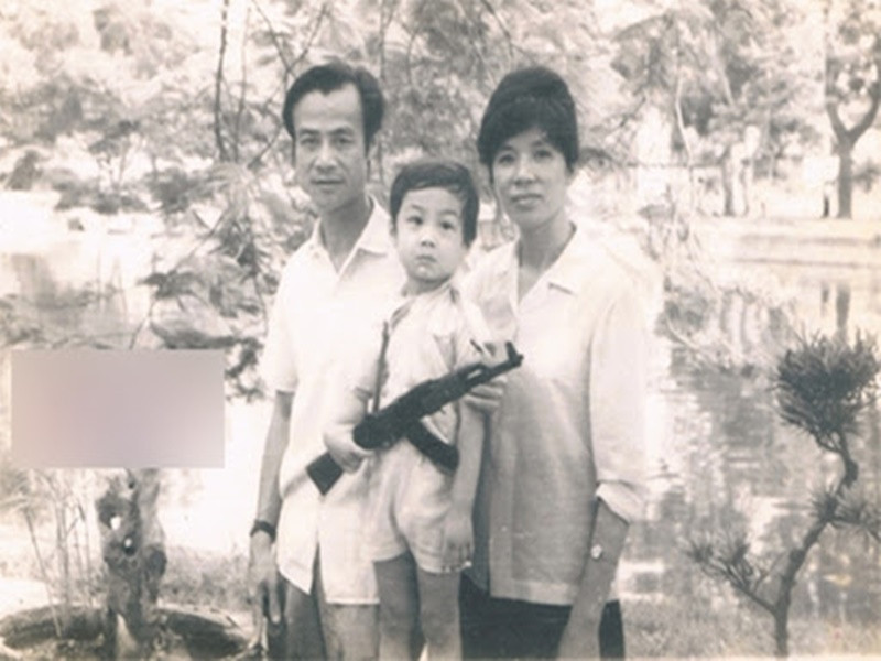 Sinh thời nhà giáo nhân dân Vũ Hướng tự hào chia sẻ về MC Anh Tuấn: “Tuấn lớn lên chịu sự giáo dục tương đối nghiêm khắc của gia đình. Tôi hài lòng vì công việc và sự nghiệp của Tuấn hiện nay trong vai trò là BTV, MC về âm nhạc. Quãng thời gian 17 năm học nhạc đã giúp ích cho Tuấn rất nhiều. Tiếc một điều là Tuấn đã hoàn thành hai năm cao học mà vẫn chưa thi tốt nghiệp để nhận bằng”. Ảnh: VTV