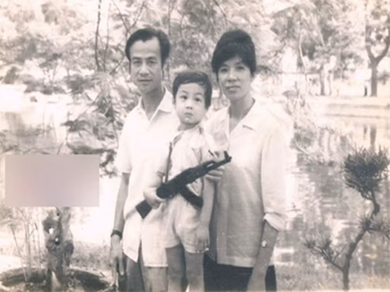 Sinh thời nhà giáo nhân dân Vũ Hướng tự hào chia sẻ về MC Anh Tuấn: “Tuấn lớn lên chịu sự giáo dục tương đối nghiêm khắc của gia đình. Tôi hài lòng vì công việc và sự nghiệp của Tuấn hiện nay trong vai trò là BTV, MC về âm nhạc. Quãng thời gian 17 năm học nhạc đã giúp ích cho Tuấn rất nhiều. Tiếc một điều là Tuấn đã hoàn thành hai năm cao học mà vẫn chưa thi tốt nghiệp để nhận bằng”. Ảnh: VTV