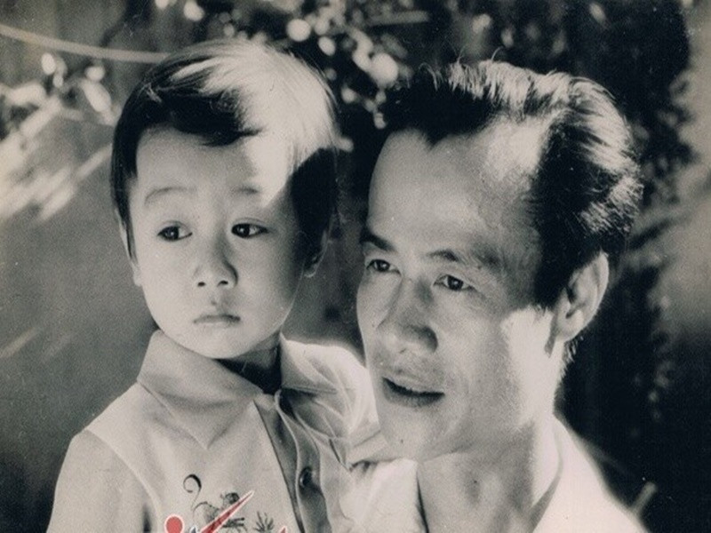 MC Anh Tuấn chia sẻ, bố là người rất vĩ đại trong mắt anh. Trong ảnh, Anh Tuấn ngày nhỏ bên nhà giáo nhân dân Vũ Hướng. Ảnh: Giao thông