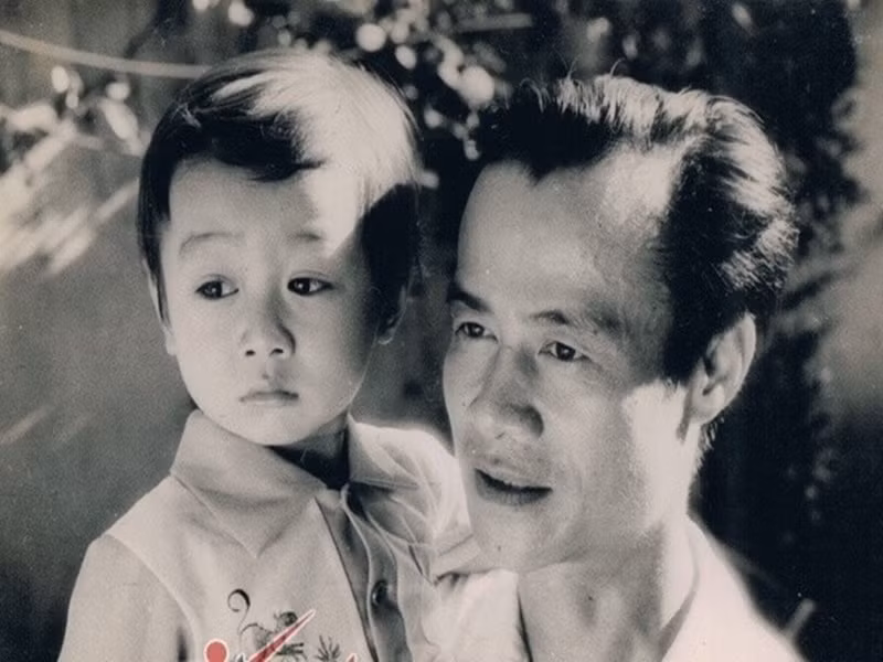 MC Anh Tuấn chia sẻ, bố là người rất vĩ đại trong mắt anh. Trong ảnh, Anh Tuấn ngày nhỏ bên nhà giáo nhân dân Vũ Hướng. Ảnh: Giao thông