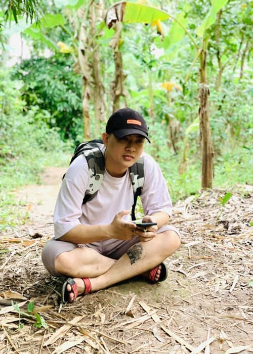 Nam ca sĩ sinh năm 1995 ăn mặc khá xuề xòa. Ảnh: Yan