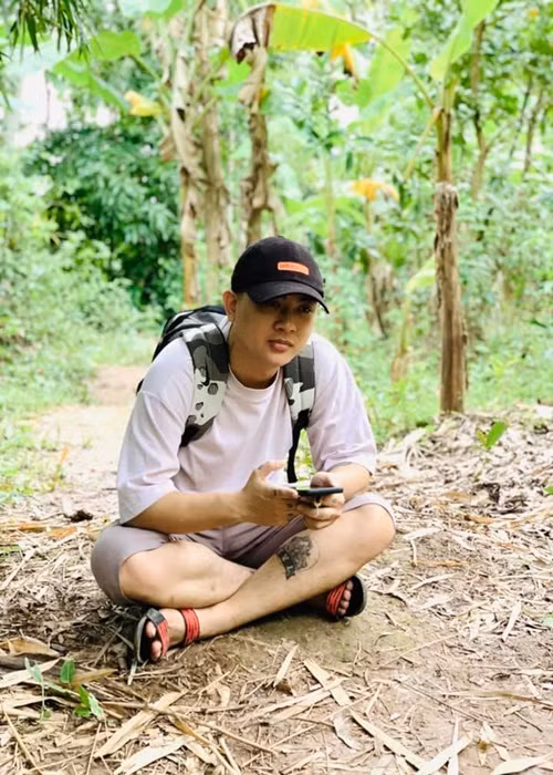 Nam ca sĩ sinh năm 1995 ăn mặc khá xuề xòa. Ảnh: Yan