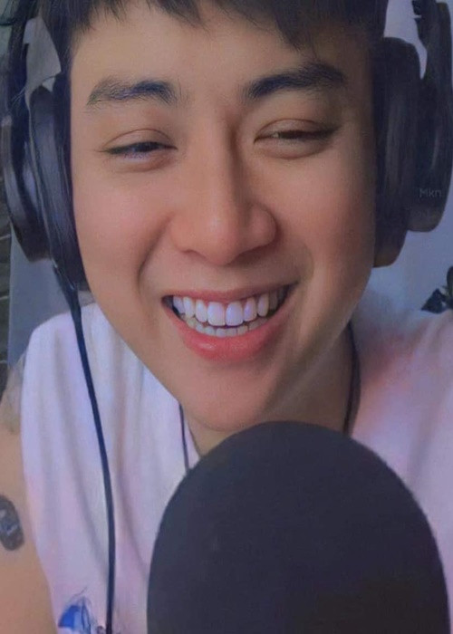 Đầu năm 2020, Hoài Lâm về quê ở ẩn. Tháng 6/2020, anh ly hôn Bảo Ngọc. Hai con gái của nam ca sĩ ở với Bảo Ngọc. Hiện tại, Hoài Lâm vẫn ở quê nhà, thi thoảng tung sản phẩm âm nhạc và giao lưu với fan qua mạng xã hội. Ảnh: FB Hoài Lâm