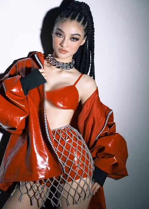 Kiều Loan thực hiện độn cằm, nâng ngực để có nhan sắc như hiện tại. Ảnh: FB Kiều Loan