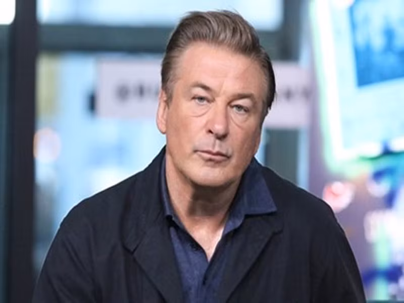 Năm 2014, Alec Baldwin bị bắt khi gây rối trật tự công cộng và đạp xe ngược chiều tại New York (Mỹ). Ảnh: Lao động