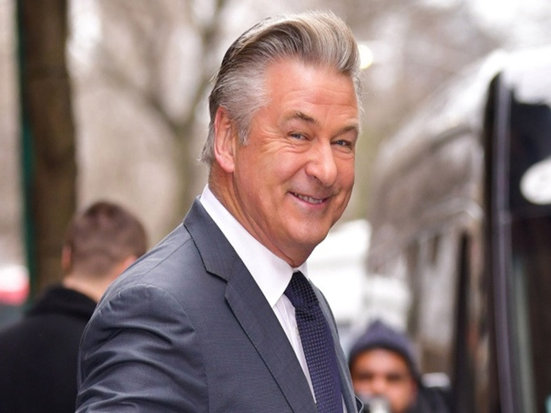 Alec Baldwin từng bị buộc phải rời khỏi máy bay vì cãi nhau với các tiếp viên hàng không yêu cầu ông dừng chơi trò chơi và tắt điện thoại. Ảnh: Zing