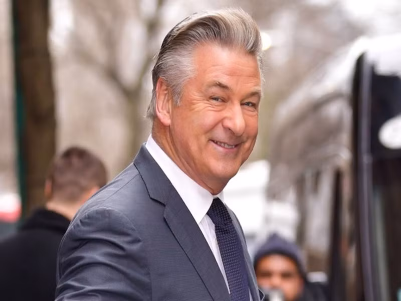 Alec Baldwin từng bị buộc phải rời khỏi máy bay vì cãi nhau với các tiếp viên hàng không yêu cầu ông dừng chơi trò chơi và tắt điện thoại. Ảnh: Zing