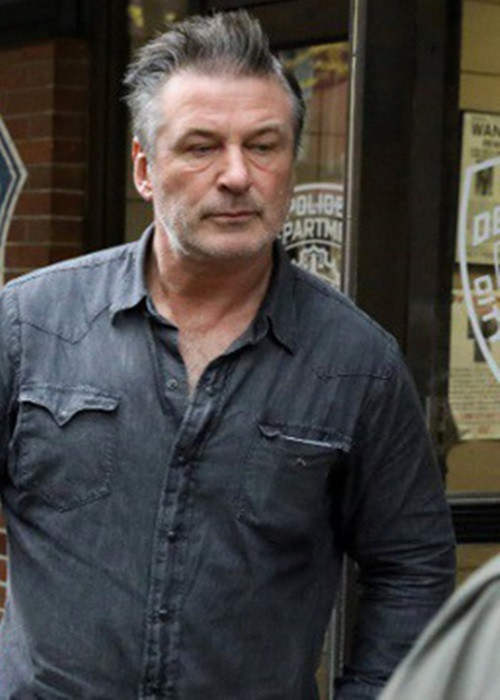 Tháng 1/2019, Alec Baldwin ra tòa do có đơn tố cáo ông đấm một người đàn ông khi hai bên tranh cãi về chỗ đậu xe phía trước một chung cư tại Manhattan, nơi nam diễn viên ở vào ngày 2/11/2018. Alec Baldwin cho biết một người thân trong gia đình đã giữ chỗ đậu cho ông nhưng bị người khác len vào nên mới xảy ra tranh cãi. Do nhận tội, ông phải dự một lớp học về cách kiềm chế cơn giận và phải nộp phạt 120 USD. Ảnh: Reuter