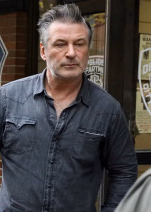 Tháng 1/2019, Alec Baldwin ra tòa do có đơn tố cáo ông đấm một người đàn ông khi hai bên tranh cãi về chỗ đậu xe phía trước một chung cư tại Manhattan, nơi nam diễn viên ở vào ngày 2/11/2018. Alec Baldwin cho biết một người thân trong gia đình đã giữ chỗ đậu cho ông nhưng bị người khác len vào nên mới xảy ra tranh cãi. Do nhận tội, ông phải dự một lớp học về cách kiềm chế cơn giận và phải nộp phạt 120 USD. Ảnh: Reuter