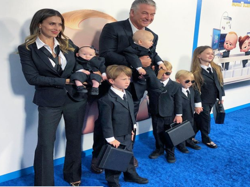 Alec Baldwin tái hôn vào năm 2012 với huấn luyện viên yoga Hilaria. Trong 7 năm, cặp đôi có 6 người con. Năm 2019, vợ của nam tài tử từng bị sảy thai khi đang mang bầu 4 tháng. Ảnh: Vietnamnet