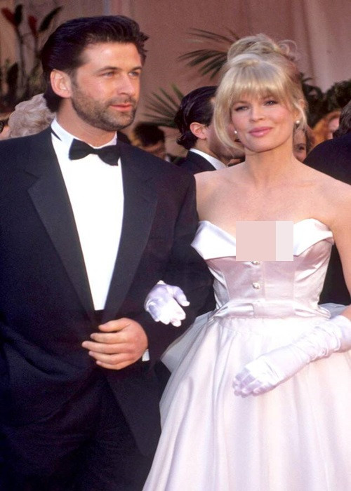 Alec Baldwin gặp Kim Basinger khi đóng phim chung vào năm 1990. 3 năm sau, cặp đôi kết hôn. Năm 1995, Kim Basinger sinh con gái Ireland. Ảnh: Eonline