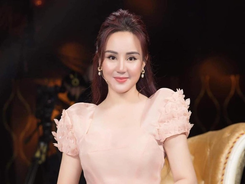 “Đối đầu” với bà Phương Hằng, Vy Oanh cũng bị Nhâm Hoàng Khang bới tung đời tư bằng những thủ thuật hack Facebook. Giống Trịnh Kim Chi và Đàm Vĩnh Hưng, phía nữ ca sĩ không đả động đến “cậu IT” nhưng quyết tâm đưa bà Hằng ra tòa. Ảnh: PLO