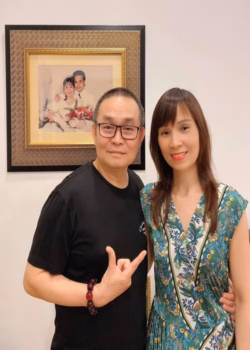 Theo Xuân Hinh, vợ anh không cần tiền mà chỉ cần chồng, cần con nên nam nghệ sĩ mà cứ chạy show triền miên thế nào vợ anh cũng than thở.