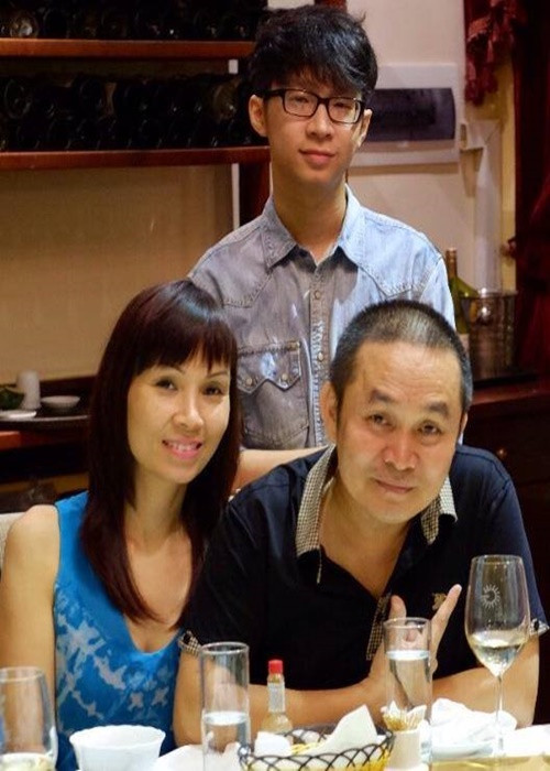 Xuân Hinh là người lo lắng những việc lớn trong nhà. “Như chuyện dạy dỗ con cái cần đến cái uy của người cha thì vợ không thể làm thay được. Chính vì vậy mà hai cháu nhà tôi đều ngoan ngoãn, lễ phép”, anh kể.