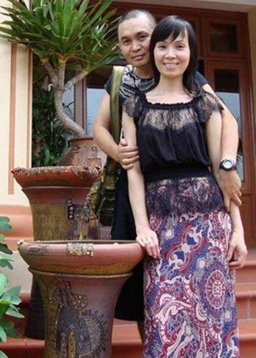 Xuân Hinh kể vợ chồng anh đến với nhau khi anh chưa có gì trong tay: “Cô ấy là gái phố cổ cơ đấy! Thế mà trời đất xui khiến thế nào lại mê cái lão nghệ sĩ nghèo kiết xác như tôi (hồi yêu nhau rồi lấy nhau tôi nghèo lắm)”, Xuân Hinh chia sẻ trên Pháp luật Việt Nam.