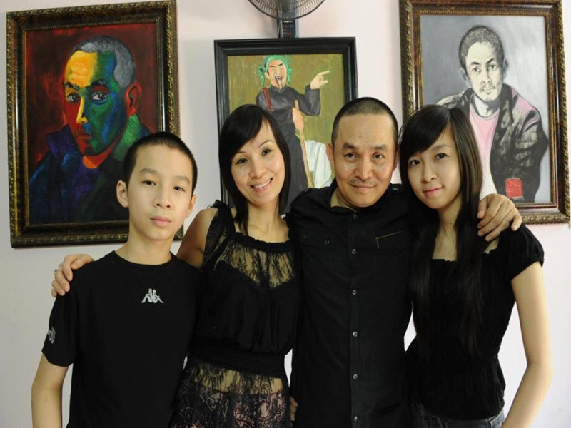 Chị Phương Lan chia sẻ: “Là người tinh tế, anh Hinh chỉ cần nhìn vào mâm cơm là biết được thành ý của vợ. Bao nhiêu giận dỗi cũng tan biến trên mâm cơm. Có lẽ vì thế mà anh Hinh rất ngại ăn ở ngoài vì họ nấu không đúng khẩu vị. Cơm vợ bao giờ cũng là nhất!”.