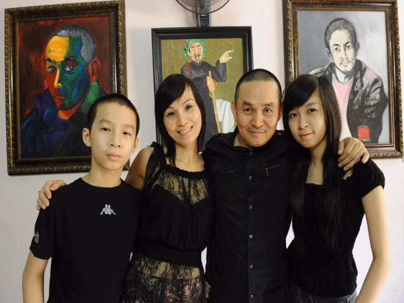 Chị Phương Lan chia sẻ: “Là người tinh tế, anh Hinh chỉ cần nhìn vào mâm cơm là biết được thành ý của vợ. Bao nhiêu giận dỗi cũng tan biến trên mâm cơm. Có lẽ vì thế mà anh Hinh rất ngại ăn ở ngoài vì họ nấu không đúng khẩu vị. Cơm vợ bao giờ cũng là nhất!”.