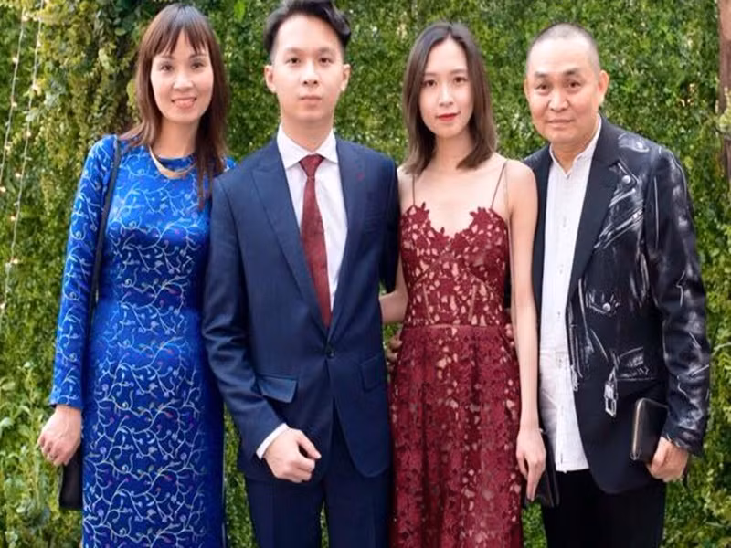 Trong cuộc phỏng vấn với Khoa học và đời sống, Xuân Hinh cho biết, hai con của anh có năng khiếu nghệ thuật, nhưng nhất định không theo nghề bố. Nam nghệ sĩ tôn trọng quyết định của các con.