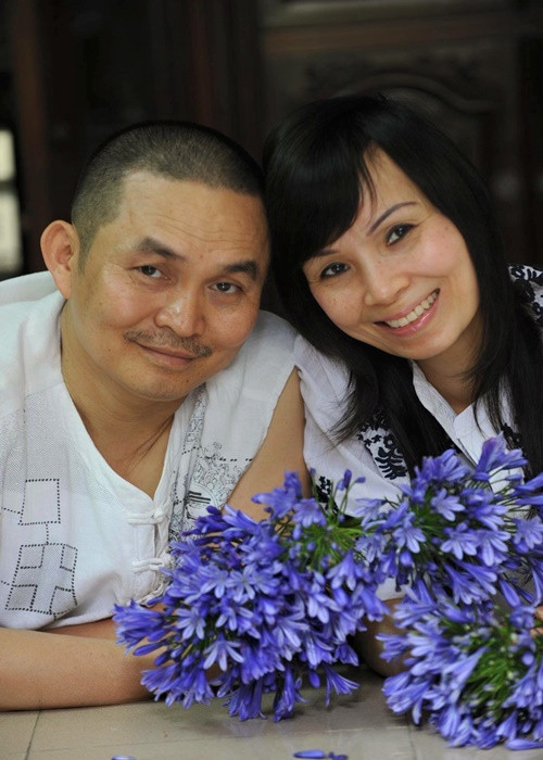 Nghệ sĩ Xuân Hinh kết hôn năm 1995. Bà xã của anh tên Phương Lan. Cô không hoạt động nghệ thuật. Trước khi ở nhà nội trợ, Phương Lan từng là một kế toán.