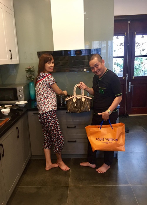 Xuân Hinh tiết lộ, anh chưa bao giờ "dám" to tiếng với vợ một câu. “Tôi luôn tôn trọng vợ, bởi cô ấy là người yêu thương, nấu nướng, chăm lo cho sức khỏe của mình. Nói vui vậy, nhưng cuộc đời không ai hợp ai cả, sống lựa nhau thôi”, anh chia sẻ trên Tổ quốc.