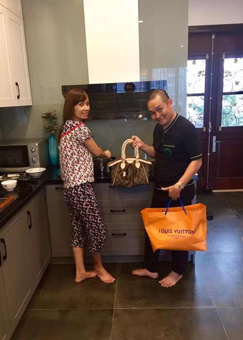 Xuân Hinh tiết lộ, anh chưa bao giờ "dám" to tiếng với vợ một câu. “Tôi luôn tôn trọng vợ, bởi cô ấy là người yêu thương, nấu nướng, chăm lo cho sức khỏe của mình. Nói vui vậy, nhưng cuộc đời không ai hợp ai cả, sống lựa nhau thôi”, anh chia sẻ trên Tổ quốc.