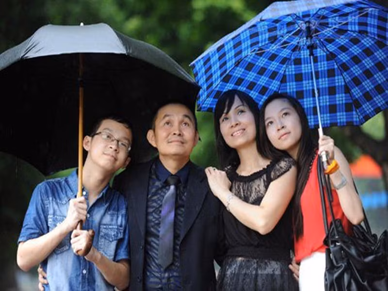 Vợ Xuân Hinh nhận mình là người ít nói, nhuần tính. Mỗi khi vợ chồng giận nhau, cô bao giờ cũng là người làm lành trước bằng bữa cơm gia đình.