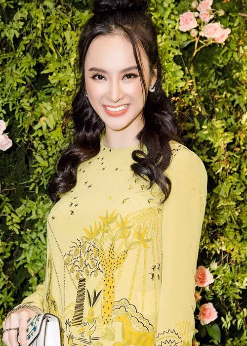 Theo Zing, đầu tháng 9, Chánh thanh tra Sở Thông tin và Truyền thông TP.HCM yêu cầu Angela Phương Trinh gỡ bỏ nội dung sai sự thật, gây hiểu nhầm về khả năng phòng, điều trị bệnh của sản phẩm từ giun đất. Sau đó, phía nữ diễn viên xóa các bài viết gây ồn ào. Ảnh: FB Angela Phương Trinh