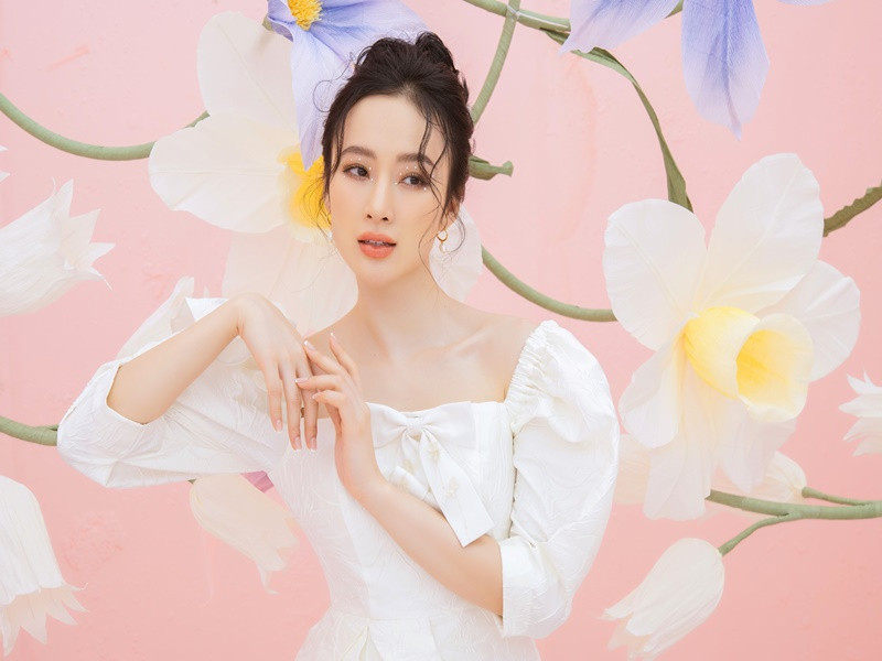 Đến ngày 19/10, Chánh thanh tra Sở Thông tin và Truyền thông TP.HCM ban hành quyết định xử phạt vi phạm hành chính đối với Angela Phương Trinh về hành vi cung cấp thông tin trên mạng xã hội có nội dung sai sự thật việc chữa trị COVID-19 bằng giun đất. Ảnh: FB Angela Phương Trinh