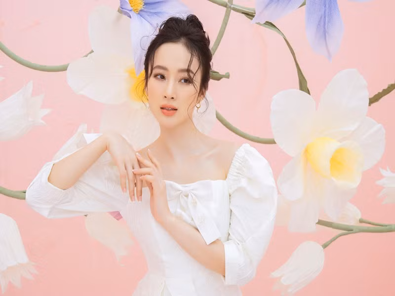 Đến ngày 19/10, Chánh thanh tra Sở Thông tin và Truyền thông TP.HCM ban hành quyết định xử phạt vi phạm hành chính đối với Angela Phương Trinh về hành vi cung cấp thông tin trên mạng xã hội có nội dung sai sự thật việc chữa trị COVID-19 bằng giun đất. Ảnh: FB Angela Phương Trinh