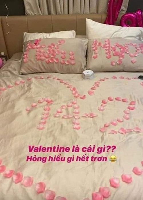 Tháng 2/2020, stylist của Lan Ngọc đăng ảnh chiếc giường đầy hoa hồng được xếp thành hình trái tim, bên trong có chữ 14/2, trên có chữ “Hiếu Ngọc”. Dân mạng suy đoán đây là món quà Chi Dân chuẩn bị cho Lan Ngọc. Ảnh: FB