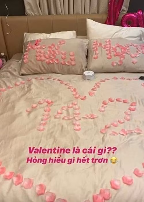 Tháng 2/2020, stylist của Lan Ngọc đăng ảnh chiếc giường đầy hoa hồng được xếp thành hình trái tim, bên trong có chữ 14/2, trên có chữ “Hiếu Ngọc”. Dân mạng suy đoán đây là món quà Chi Dân chuẩn bị cho Lan Ngọc. Ảnh: FB
