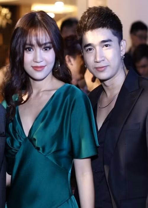 Mới đây, rộ tin đồn Ninh Dương Lan Ngọc - Chi Dân chia tay. Theo phán đoán của người hâm mộ, cặp đôi tin đồn này đường ai nấy đi bởi 1 năm nay cả hai không bị rò rỉ bằng chứng hẹn hò nhiều như trước, cũng không có dấu hiệu tương tác. Ảnh: Zing