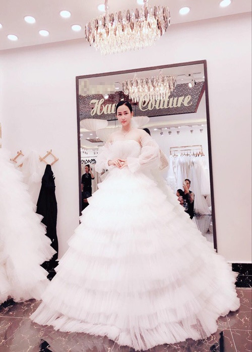 Khi tổ chức đám cưới vào tháng 10/2020, Khánh Đơn đặt may cho Huỳnh Như đến 3 chiếc váy cưới.