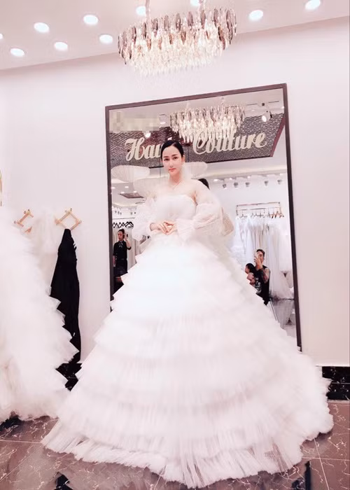 Khi tổ chức đám cưới vào tháng 10/2020, Khánh Đơn đặt may cho Huỳnh Như đến 3 chiếc váy cưới.