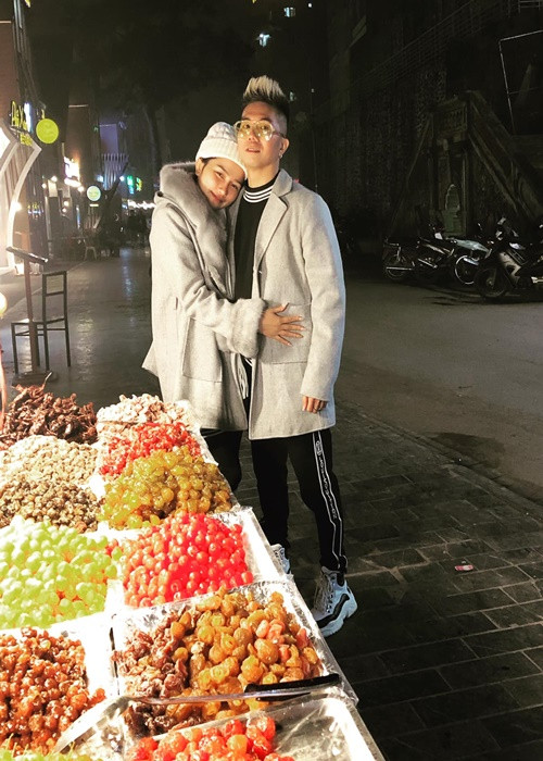 Khánh Đơn còn phụ vợ chăm sóc và chơi với con. “Tôi thường tự pha sữa, tắm rửa cho con. Hầu như ngày nào tôi cũng coi hoạt hình và chơi đồ hàng cùng con gái”, nam ca sĩ cho hay.